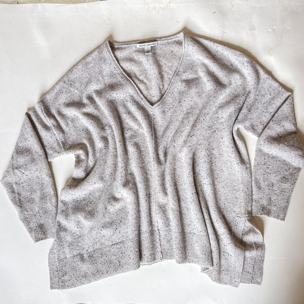 Autumn Cashmere V-Neck Long Sleeves Pullover Sweater In Gray Speckled Size M